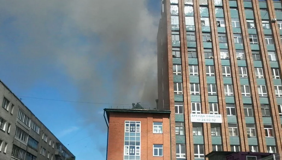 В Барнауле загорелось здание ПФР.