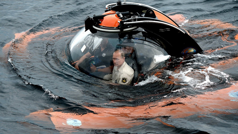 Владимир Путин на батискафе исследовал дно Черного моря возле Севастополя.