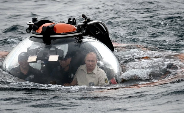 Владимир Путин на батискафе исследовал дно черного моря возле Севастополя.