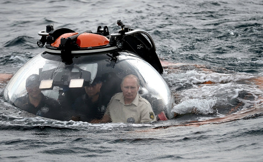Владимир Путин на батискафе исследовал дно черного моря возле Севастополя.
