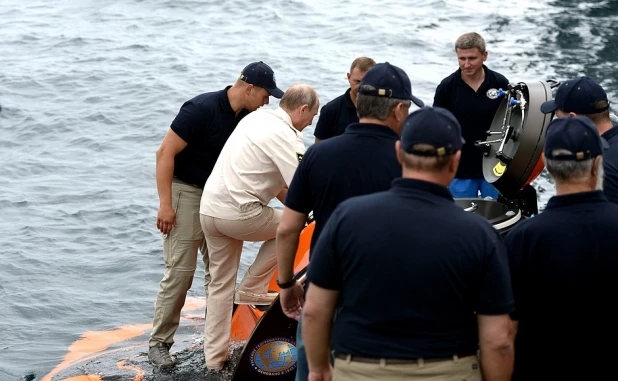 Владимир Путин на батискафе исследовал дно черного моря возле Севастополя.