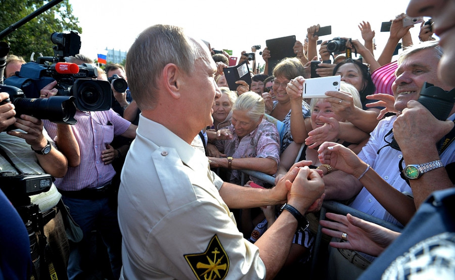 После путешествия на батискафе Путин пообщался с крымчанами.