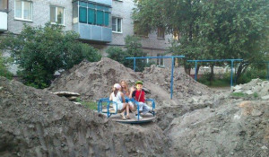 Дети в раскопанном барнаульском дворе.