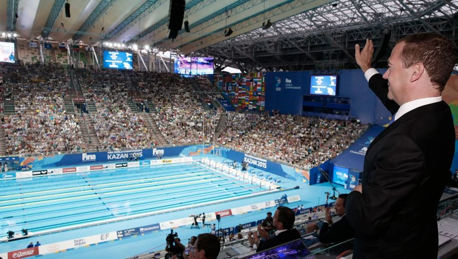 Дмитрий Медведев приветствует спортсменов и зрителей.