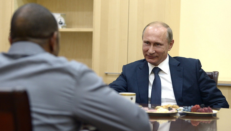 Встреча Владимира Путина с боксером Роем Джонсом.