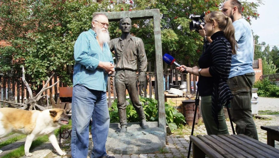 Сергей Соловьев показывает памятник Шукшина журналистам.