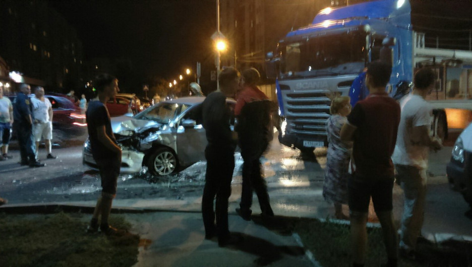 Авария на перекрестке Социалистического проспекта с улицей Партизанской. 20 августа 2015 года.