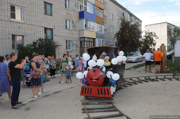 Набережная в бийском поселке.