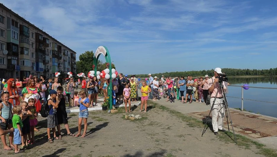 Набережная в бийском поселке.