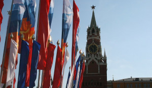 Кремль. Флаг России.