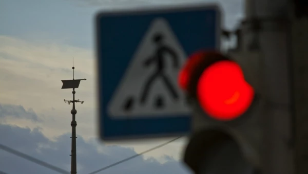 В Астрахани сняли и отправили на ремонт дорожные знаки