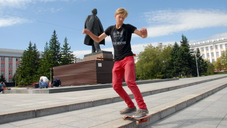 Ремонт памятника Ленину на площади Советов. Барнаул, 24 августа 2015 года.