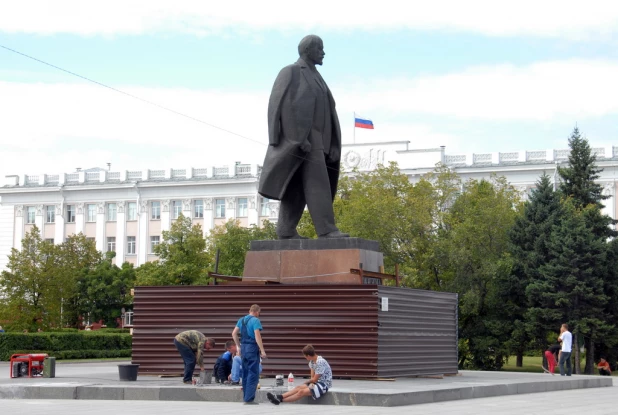 Ремонт памятника Ленину на площади Советов. Барнаул, 24 августа 2015 года.