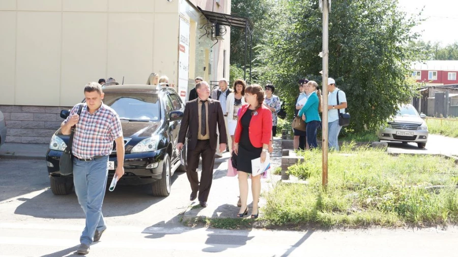 Активисты &quot;Народного фронта&quot; проинспектировали пешеходные переходы у барнаульских и новоалтайских школ.