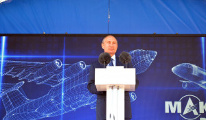 Владимир Путин на международном авиационно-космическом салоне МАКС-2015.