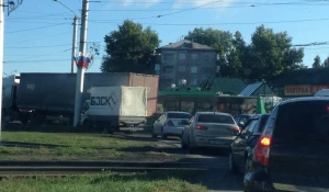 В Барнауле грузовик врезался в троллейбус.