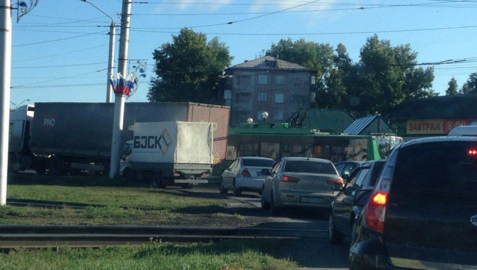 В Барнауле грузовик врезался в троллейбус.