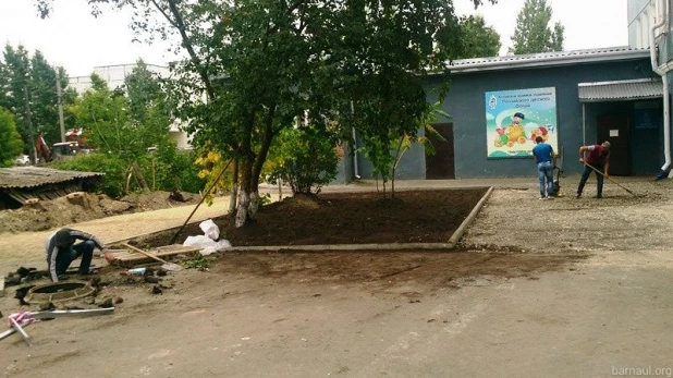 Благоустройство детской площадки в Барнауле.