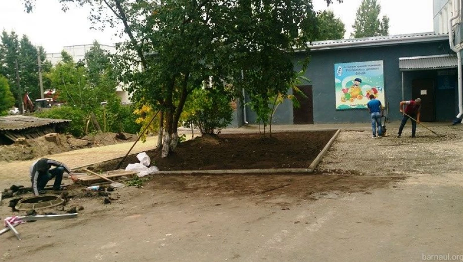 Благоустройство детской площадки в Барнауле.