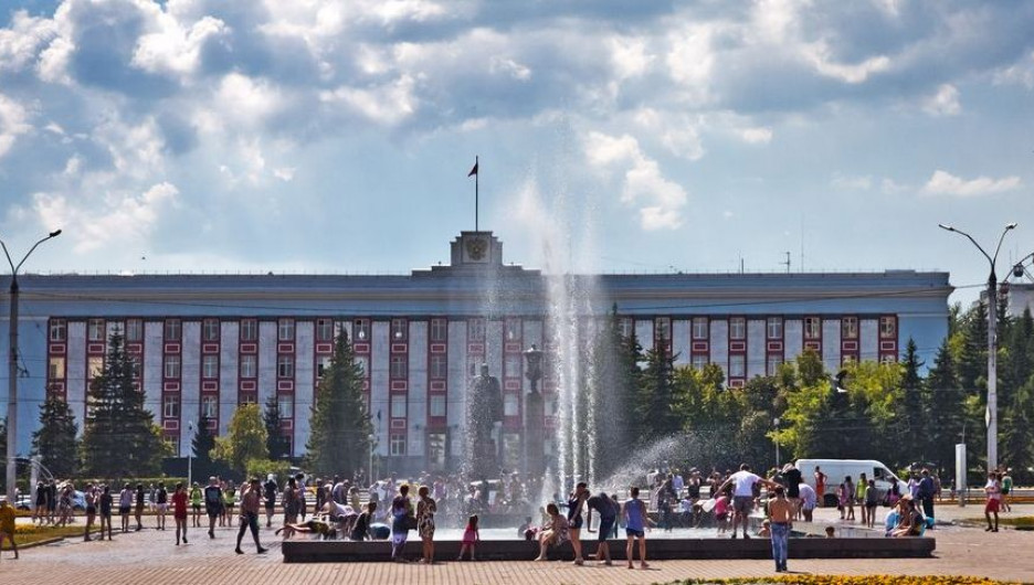 Жара, фонтан и администрация Алтайского края.