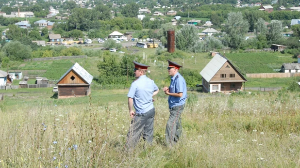 Полицейские в деревне.