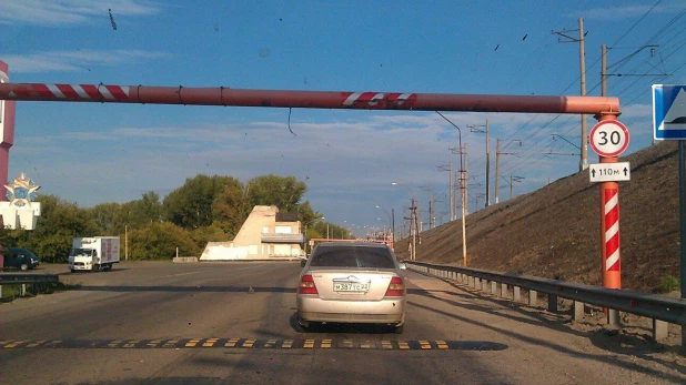 "Лежачий полицейский" на Старом мосту.