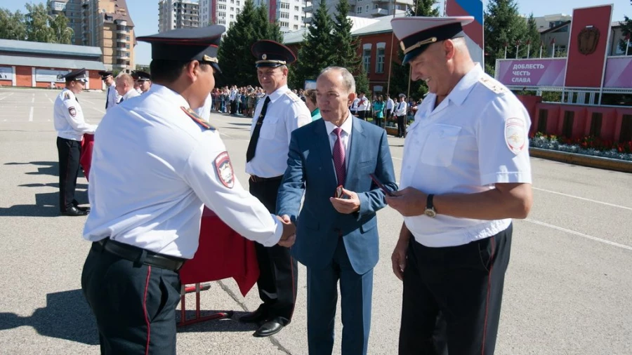 Петр Фризен на Дне знаний в БЮИ. Барнаул, 1 сентября 2015 года.