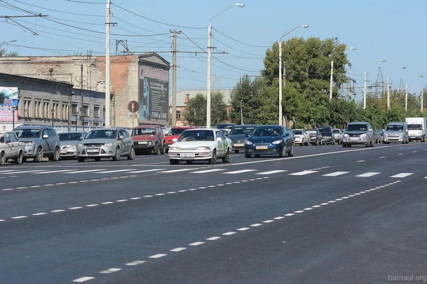 В Барнауле дорожники закончили ремонт проспекта Калинина.