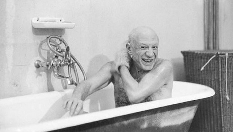 Пабло Пикассо в ванне.