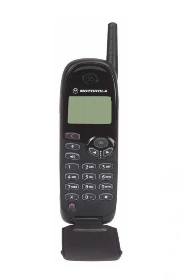 Motorola M3688 (1999 год, над цифровой клавиатурой защитная пластиковая панель).