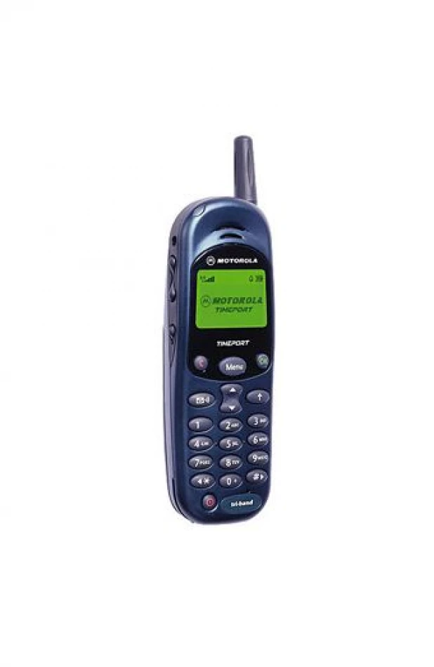 Motorola P7089 (первый в истории 3-диапазонный GSM-телефон, 1999 год).