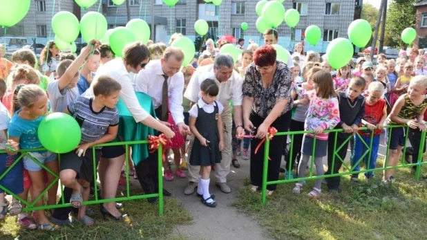 Открытие детской площадки в Барнауле.