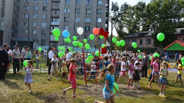 Открытие детской площадки в Барнауле.