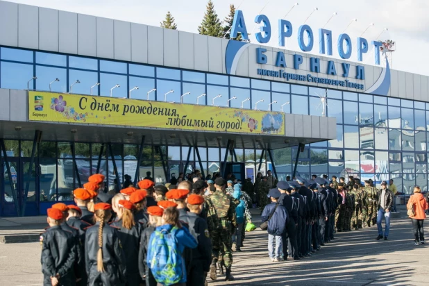 Барнаульским ребятам показали истребители "Стрижей".