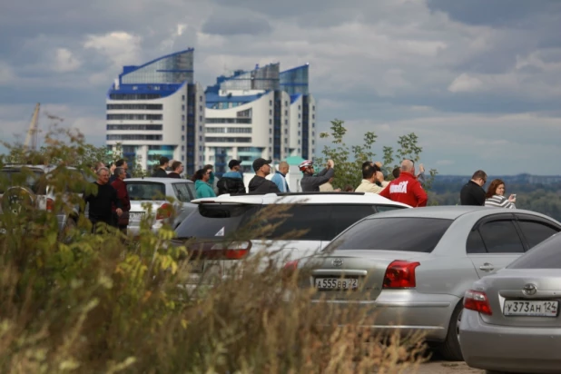 Барнаульцы смотрят репетицию "Стрижей". 4 сентября 2015 года.