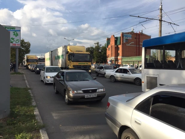 В День города в центре Барнаула образовалась огромная пробка.