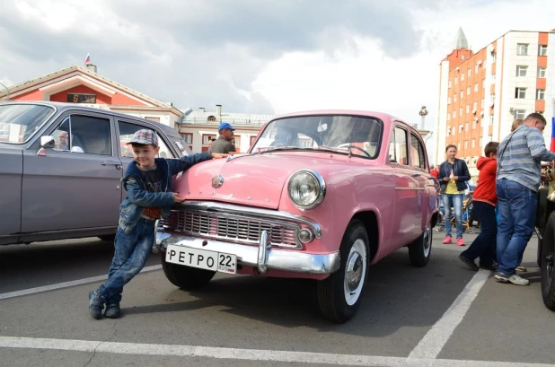 Выставка ретроавтомобилей в Барнауле. 5 сентября, 2015 года.