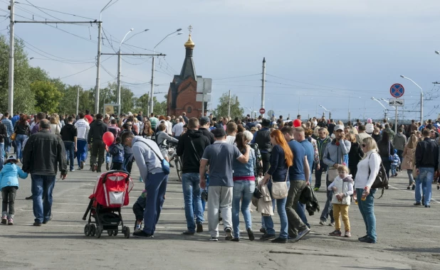 Авиашоу пилотажной группы "Стрижи". Барнаул, День города 5 сентября 2015 года.