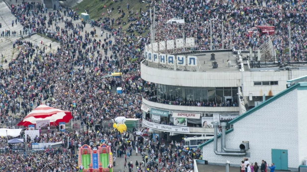 Авиашоу пилотажной группы "Стрижи". Барнаул, День города 5 сентября 2015 года.