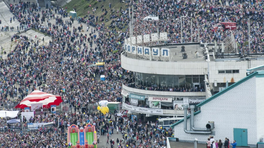 Авиашоу пилотажной группы &quot;Стрижи&quot;. Барнаул, День города 5 сентября 2015 года.