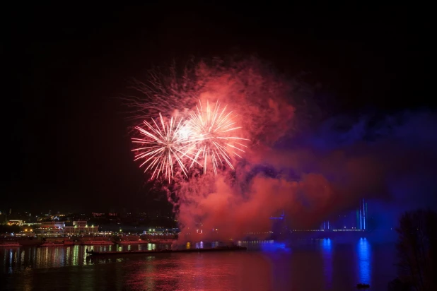 Шоу фейерверков в Барнауле на День города-2015.