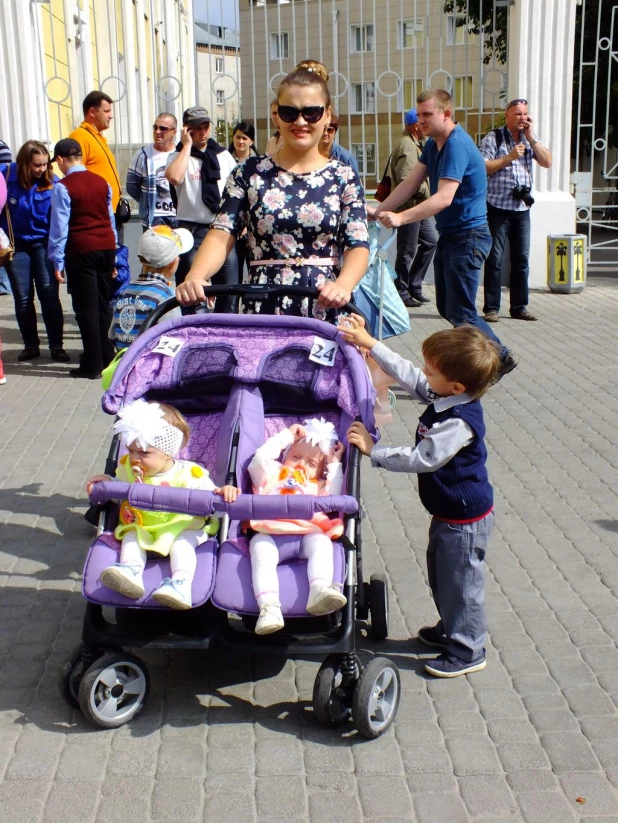 В Барнауле прошел парад близнецов.