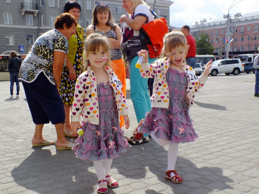 В Барнауле прошел парад близнецов.