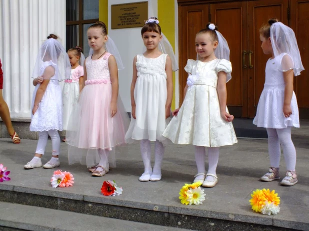 В Барнауле прошел парад близнецов.