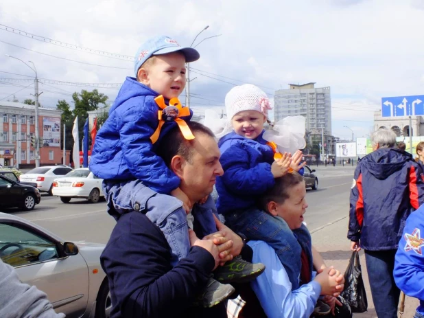 В Барнауле прошел парад близнецов.