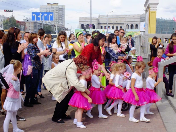 В Барнауле прошел парад близнецов.