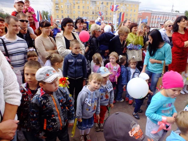 В Барнауле прошел парад близнецов.