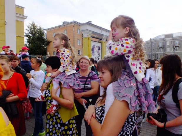 В Барнауле прошел парад близнецов.