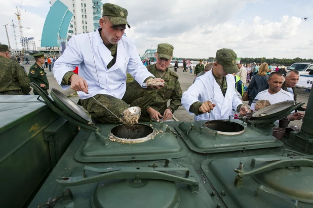 Алтайские пограничники показали свое оружие.