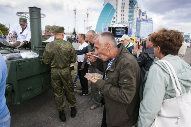 Алтайские пограничники показали свое оружие.